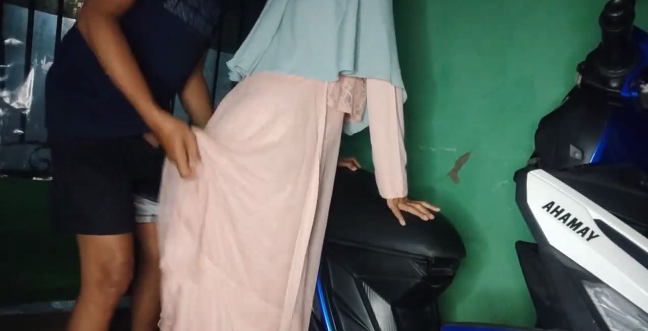 New Viral Video Iclik Di Atas Motor Nyobain Gaya Baru Bersama Cewe Hijab Yang Cantik Indo